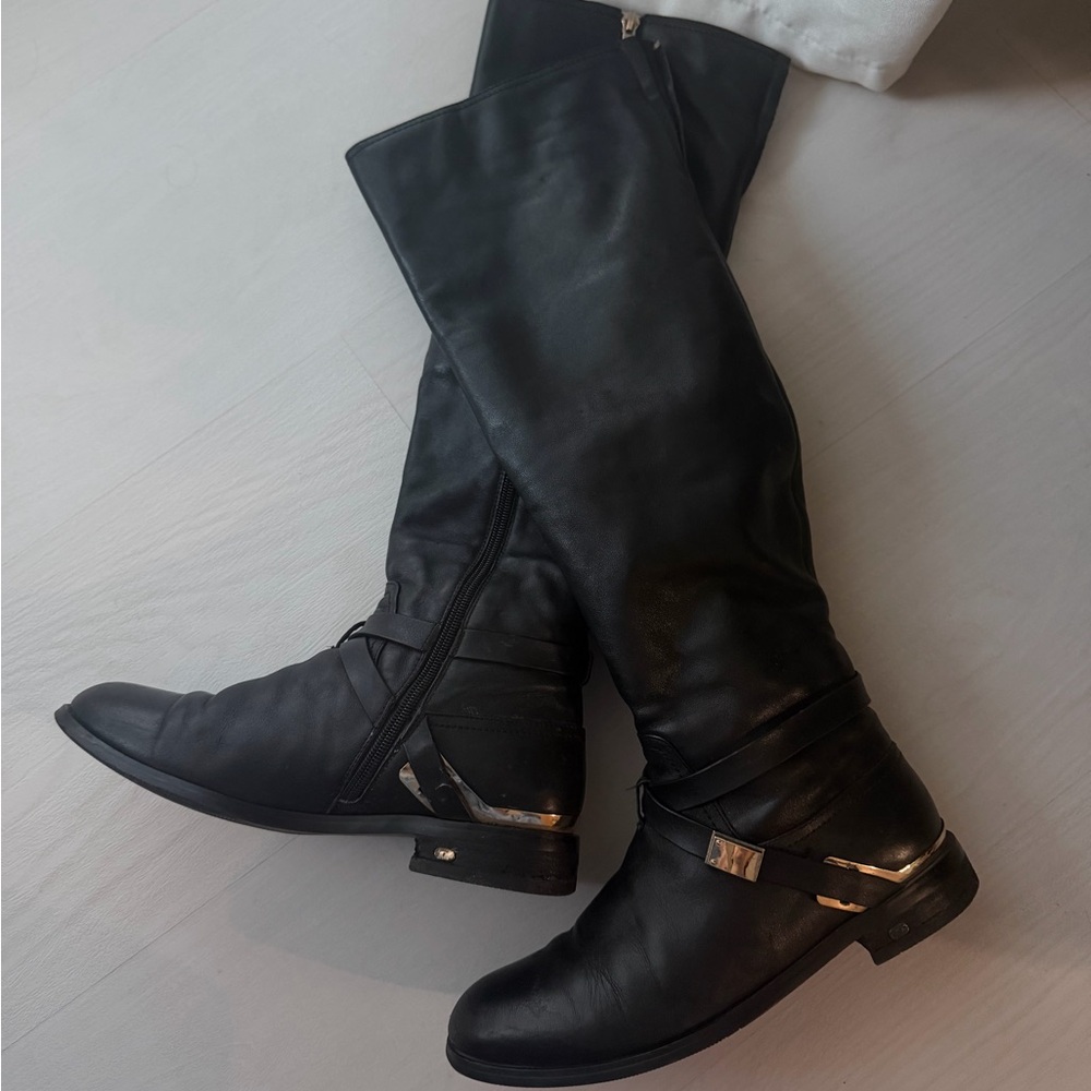 Leather knee boots. Winter black boots